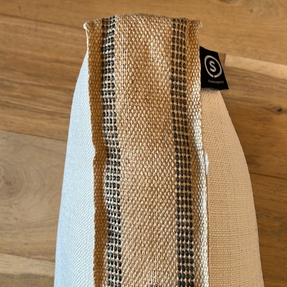 Splashworks decorative pillow - Picture 3 of 4